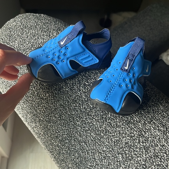 Never worn! Nike baby shoes, size 3c - Picture 3 of 8